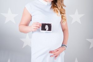 foto di donna in dolce attesa grazie alla procreazione assisita effettuata con il SSN