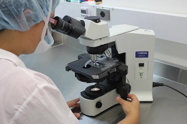 foto di medico con microscopio in laboratorio