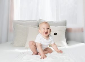 foto di bambino nato con la PMA che ride
